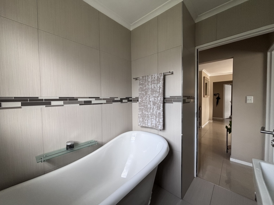 To Let 3 Bedroom Property for Rent in Sunningdale Western Cape
